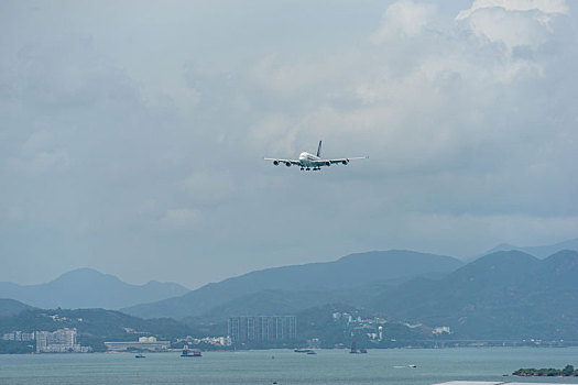 一架新加坡航空的空客a380客机正降落在香港国际机场