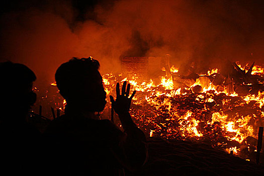 贫民窟,居民,看,巨大,火,意外,棚屋,小屋,燃烧,许多,达卡,孟加拉,2007年