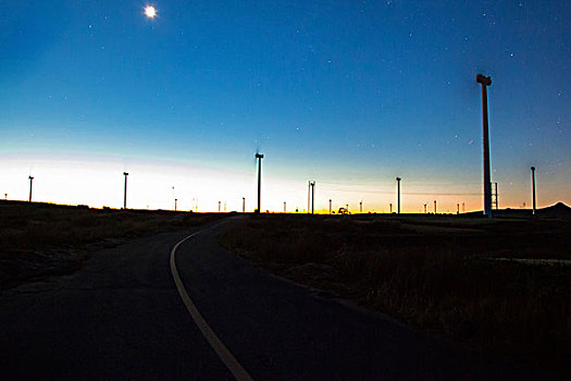 中国草原上璀璨星空下的风车