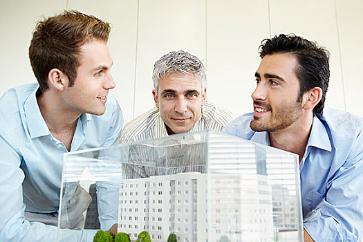 三个男人,讨论,建筑模型