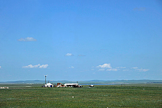 内蒙古呼伦贝尔阿尔山草原上的蒙古包