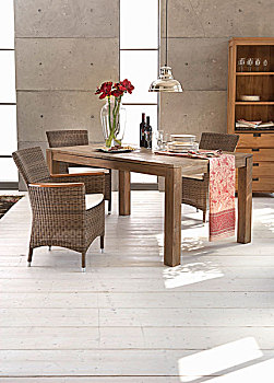 优雅,藤条,扶手椅,桌子,正面,混凝土墙,竖图,光滑,条纹