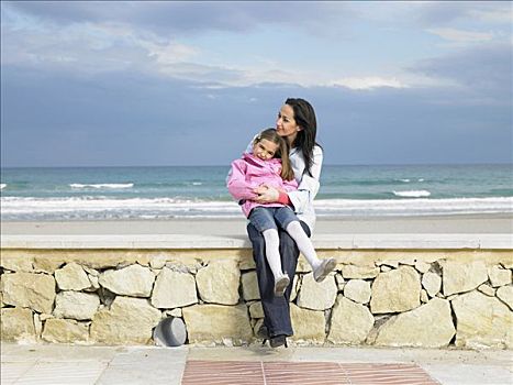 母女,6-8岁,坐,墙壁,海滩