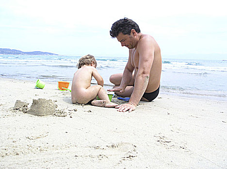 父亲,女儿,海滩,沙子,人,男人,30-40岁,父母,孩子,幼儿,女孩,1-2岁,泳衣,裸露,玩具,度假,休闲,夏天,户外,一起,活动,沙滩,海洋