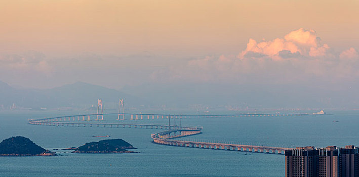 中国南海伶仃洋上的港珠澳跨海大桥