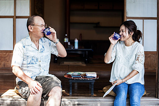 日本,男人,女人,坐在地板上,门廊,传统,日式房屋,喝,茶