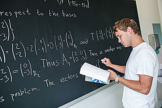 英俊,大学生,解决,数学,问题,班级,正面,黑板,彩色,暗色图象