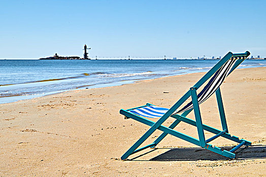 海边沙滩上的躺椅