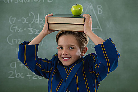 男生,拿着,书本,一堆,苹果,顶着,黑板,头像