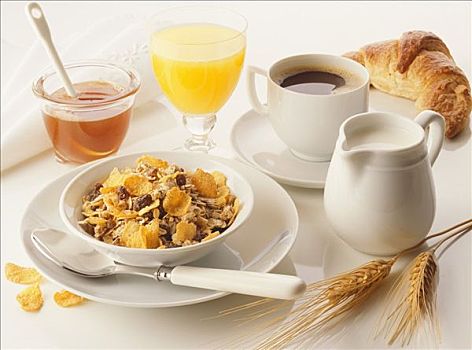 早餐,牛奶什锦早餐,蜂蜜,橙汁,咖啡,牛角面包