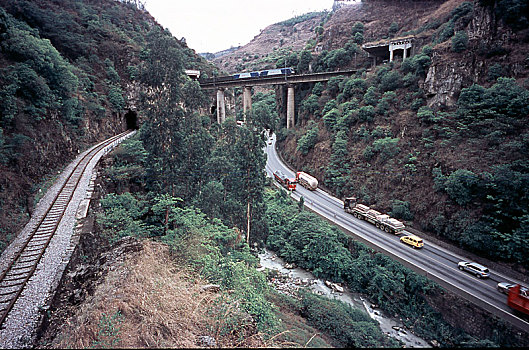 云南省宜良县境内的滇越铁路和南昆铁路与公路