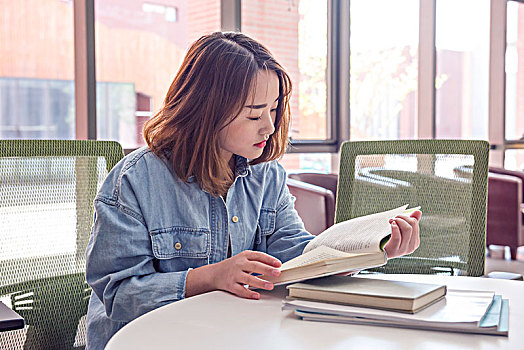 在图书馆看书学习的女大学生