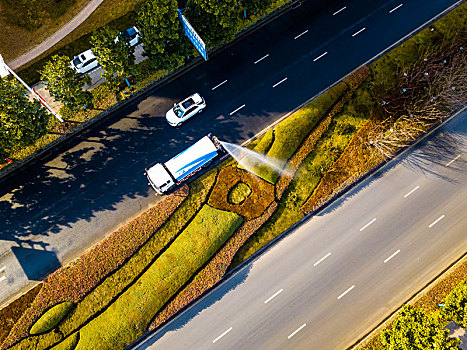 航拍道路绿化浇水养护