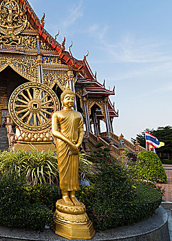 泰国寺庙前的神像