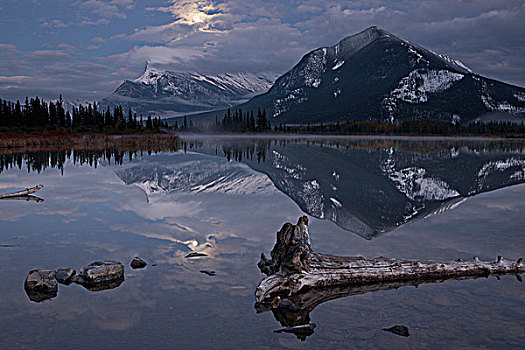 反射,山峦,云,湖,伦多山,班芙国家公园,艾伯塔省,加拿大