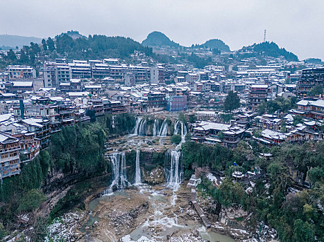 芙蓉镇的雪景,悬挂在瀑布上的千年古镇