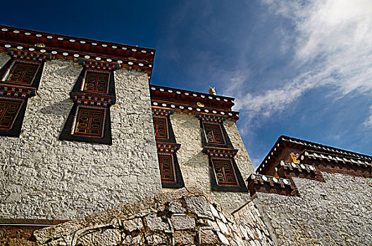 中式建筑,老房子,旧建筑,宗教,寺庙,外墙,白墙,窗户,屋檐,窗花,石墙,蓝天