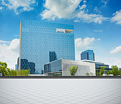 现代商业建筑,从地板的空玻璃墙