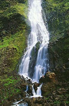 夏威夷,夏威夷大岛,哈玛库亚,威庇欧山谷,瀑布,女孩,岩石上
