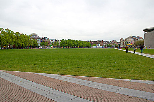 荷兰首都阿姆斯特丹博物馆广场的草地和远处的建筑
