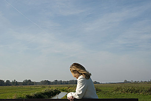 女人,桥,毛发,遮盖,脸,风,夏天,下午,乡村,波兰,2009年