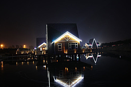 度假村夜景,海边木屋