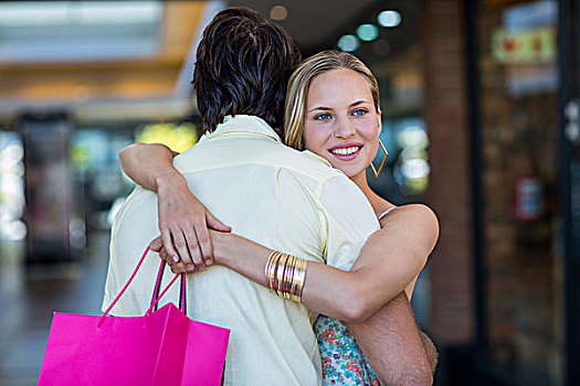 微笑,女人,购物袋,搂抱,男朋友,购物中心