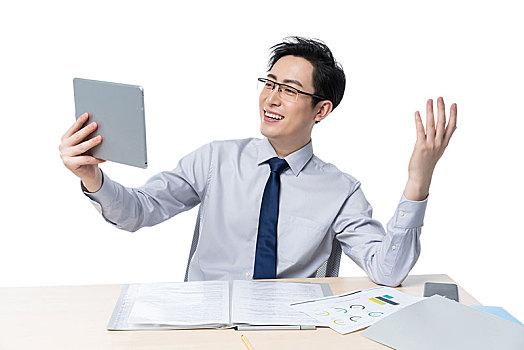 年轻商务男士使用平板电脑