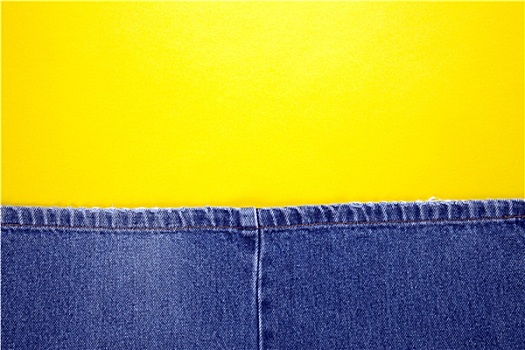 蓝色牛仔裤,黄色背景