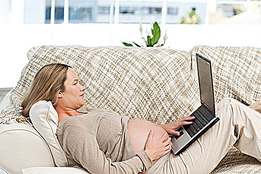 白人,孕妇,工作,笔记本电脑,放松,沙发