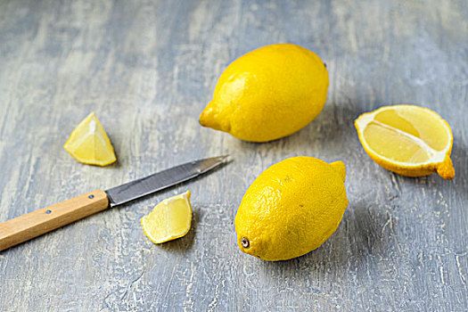 柠檬,刀,灰色背景