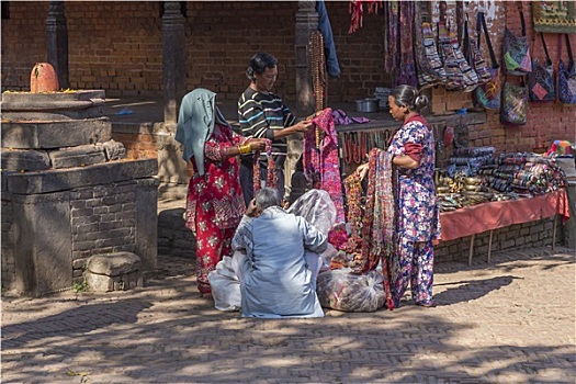 两个,女性,未知,商议,价格,衣服,巴克塔普尔,加德满都山谷,尼泊尔