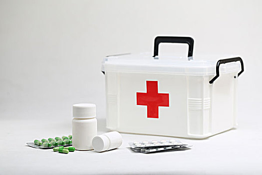 药瓶胶囊和红十字标志药箱急救箱