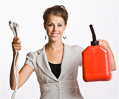 职业女性,拿着,电插头,汽油桶