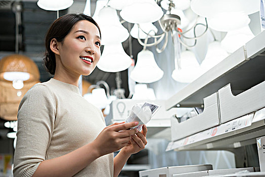 年轻女子选购家居用品