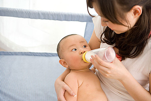 妈妈正在给婴儿喂奶