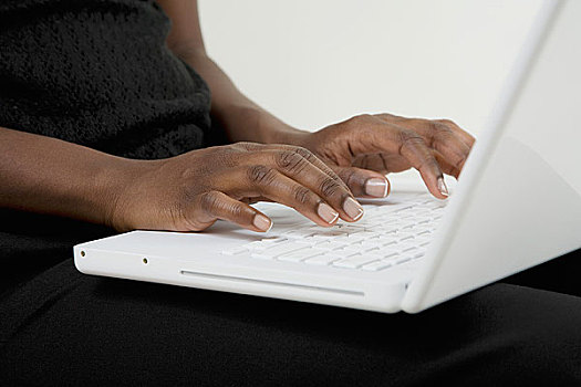 美国黑人,女性,打字,笔记本电脑