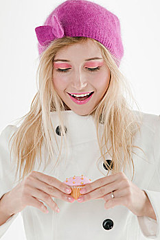 美女,戴着,粉色,帽子,拿着,杯形蛋糕,棚拍