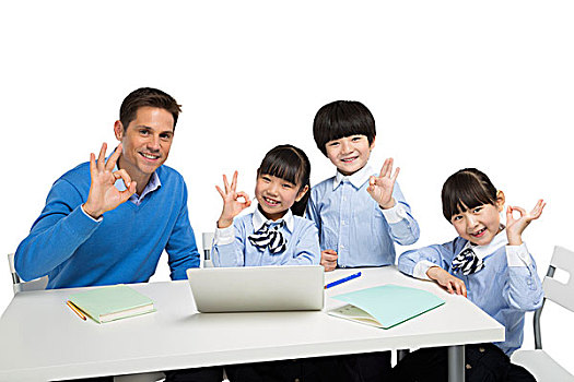 外教男老师辅导小学生用电脑