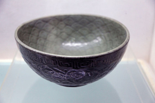 明代龙泉窑青釉水波牡丹纹瓷碗