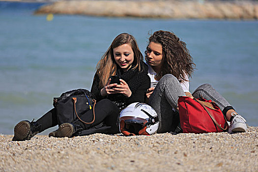 两个,女朋友,青少年,坐,海滩,读,短信,手机,曼顿,法国,欧洲