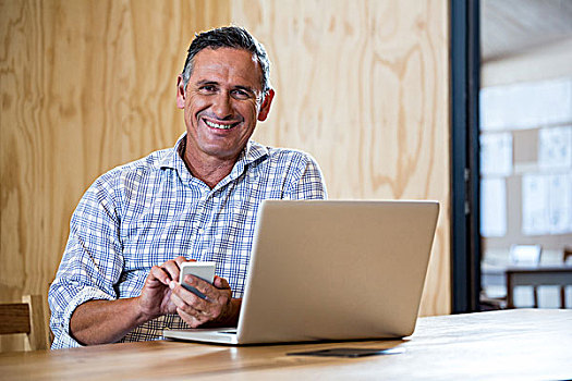 微笑,老人,智能手机,笔记本电脑,木桌子