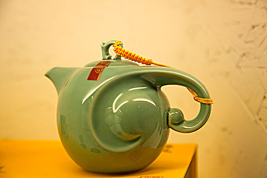 一把青釉茶壶