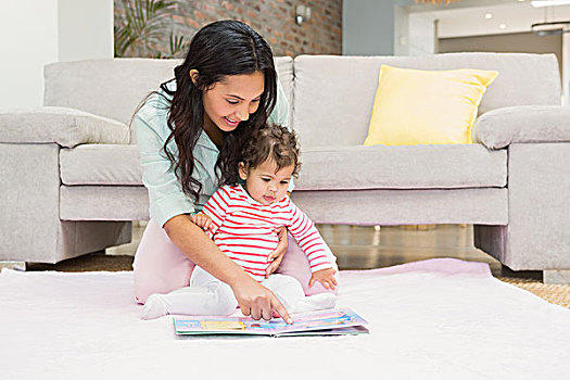 高兴,母亲,婴儿,看,书本,地毯,客厅