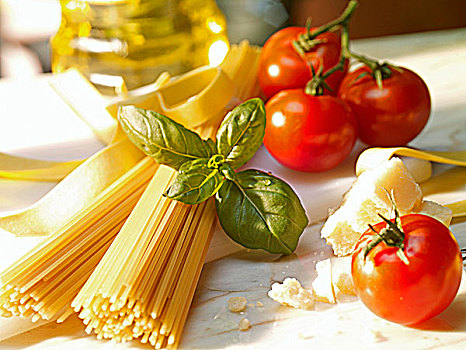 安放,意大利面,西红柿,巴尔马干酪,罗勒