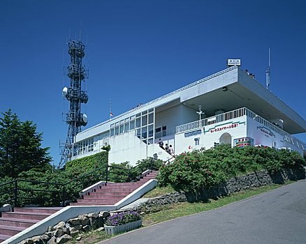 天空,山