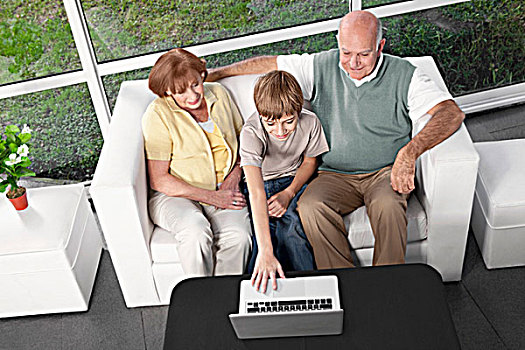男孩,坐,祖父母,笔记本电脑