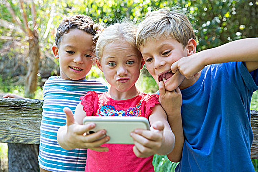 三个孩子,花园,智能手机