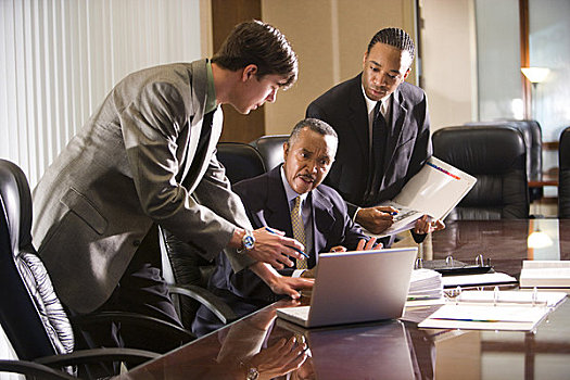 美国黑人,商务人士,两个,年轻,同事,讨论,商务,纸