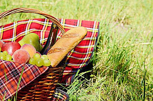 野餐篮,红色,餐巾,水果,面包,葡萄酒,留白